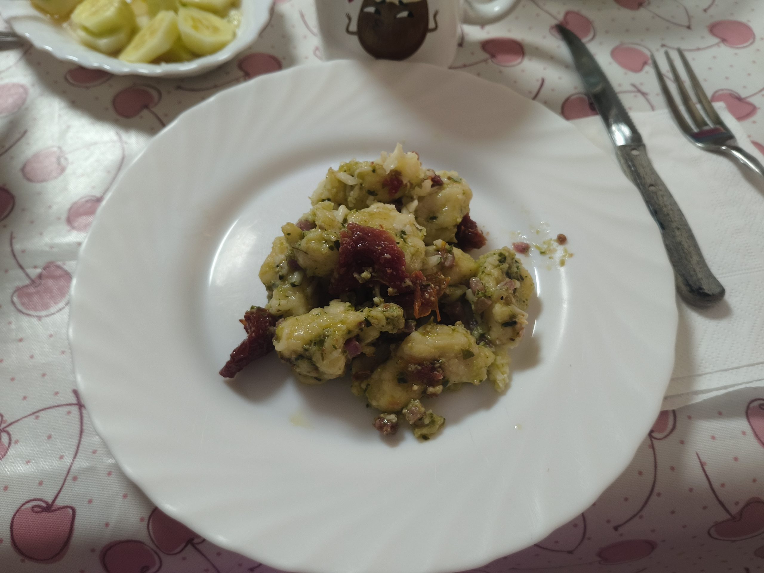 Ñoquis con salsa pesto preparada