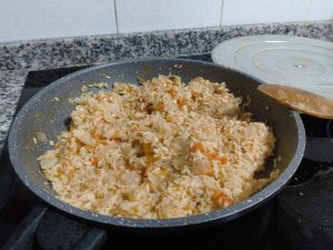 Arroz con tomate, cebolla y ajo