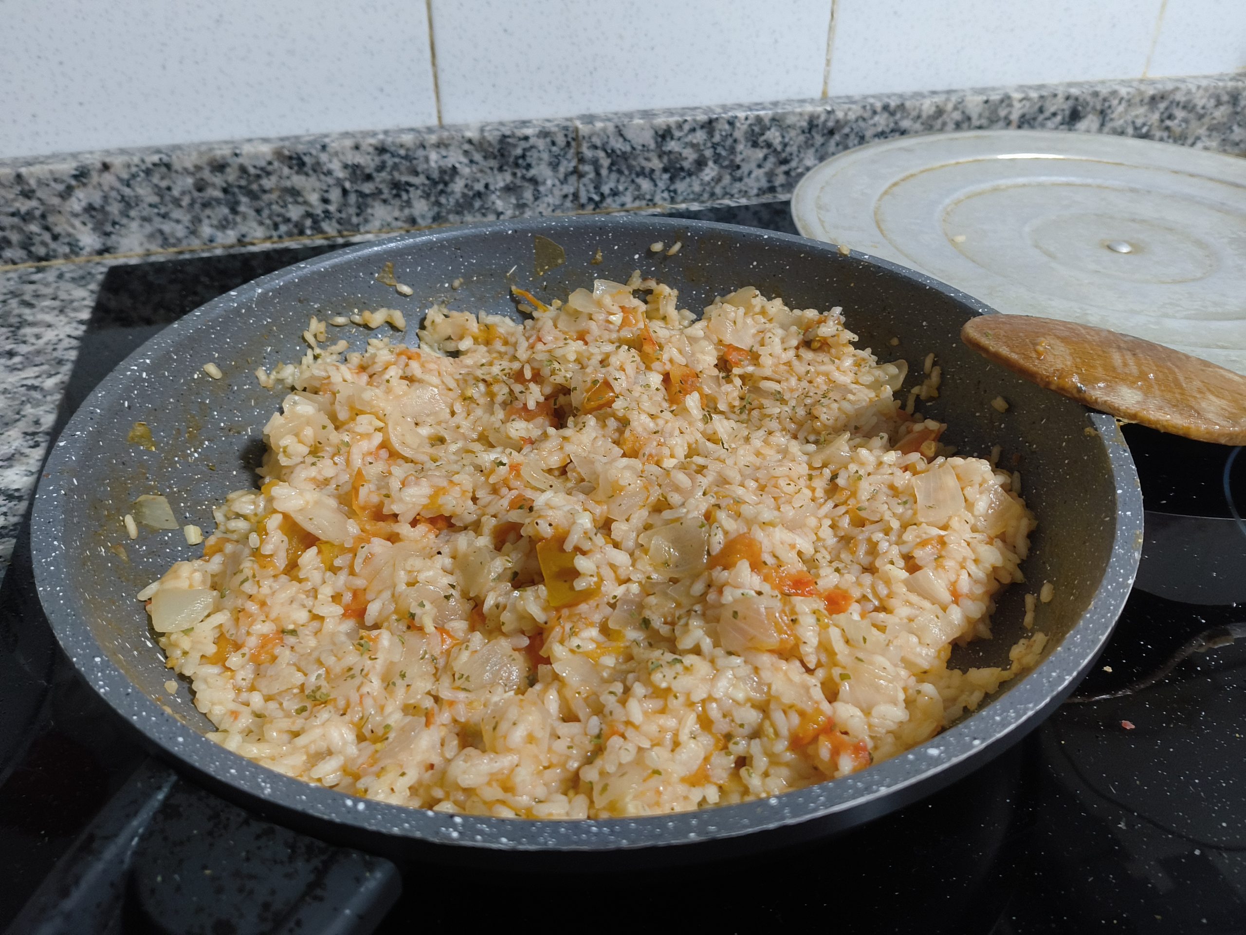 Arroz con tomate, cebolla y ajo