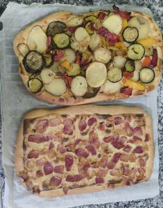 Lee más sobre el artículo Coca salada valenciana (relleno de verduras + beicon y queso)